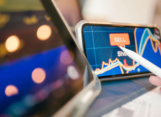 Analyste de marché examinant les options Bitcoin, Ethereum et forex sur plusieurs marchés